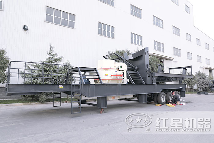 移動破碎機(jī)搭在制沙機(jī)