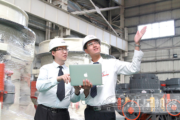 紅星技術人員陪同用戶看設備 紅星技術人員陪同用戶看設備