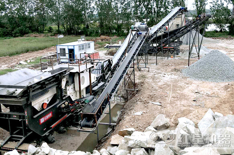 兩臺移動破碎機施工現場 兩臺移動破碎機施工現場