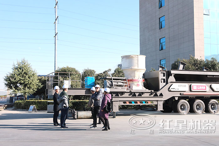 紅星移動(dòng)碎石設(shè)備用戶到廠參觀 紅星移動(dòng)碎石設(shè)備用戶到廠參觀