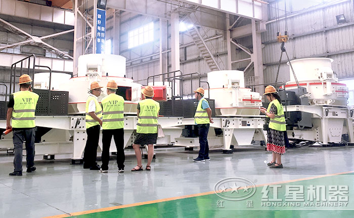 客戶參觀制砂機(jī)生產(chǎn)車間 客戶參觀制砂機(jī)生產(chǎn)車間