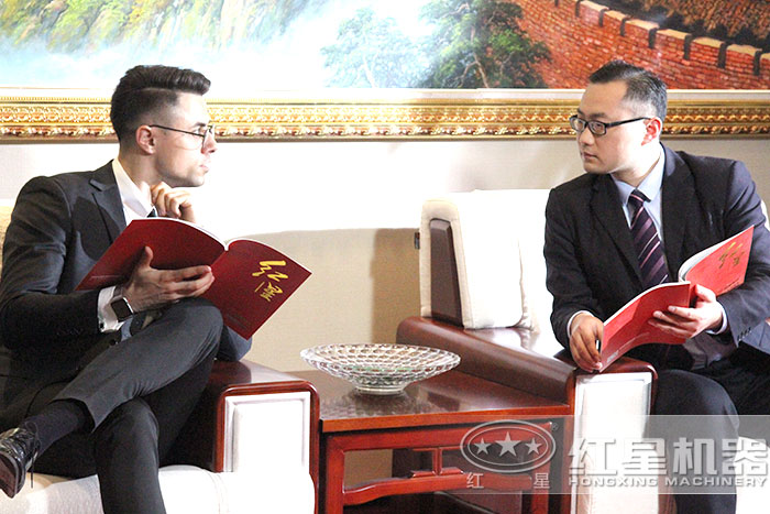 紅星人員為國外用戶講解 紅星人員為國外用戶講解