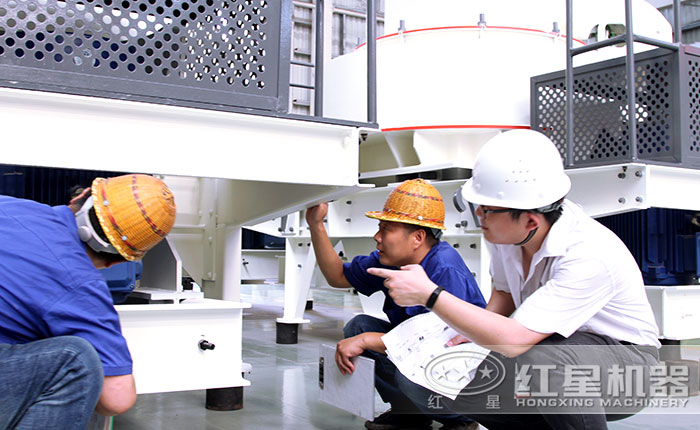 工人對制砂機(jī)進(jìn)行檢查 工人對制砂機(jī)進(jìn)行檢查