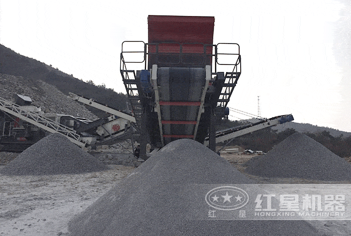 移動(dòng)式全套機(jī)制砂生產(chǎn)線現(xiàn)場(chǎng)