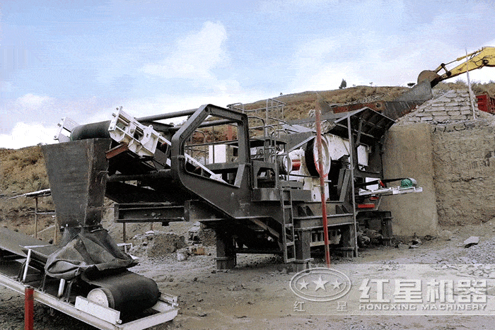 顎式破碎機搭載移動破碎機施工作業現場 顎式破碎機搭載移動破碎機施工作業現場