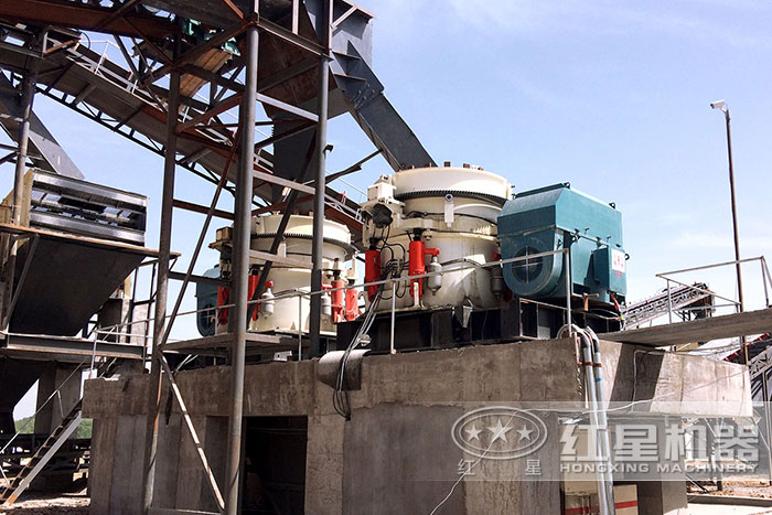 圓錐破碎機(jī)安裝作業(yè)現(xiàn)場(chǎng) 圓錐破碎機(jī)安裝作業(yè)現(xiàn)場(chǎng)