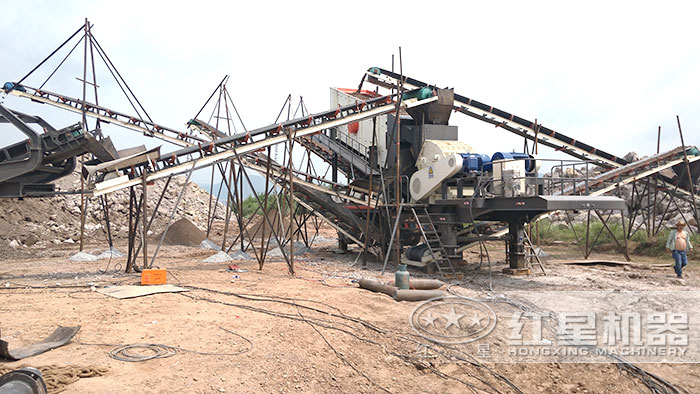 青石移動破碎站搭載重錘式破碎機