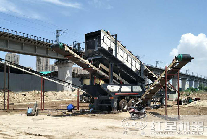 移動式石料破碎設(shè)備工作現(xiàn)場 移動式石料破碎設(shè)備工作現(xiàn)場