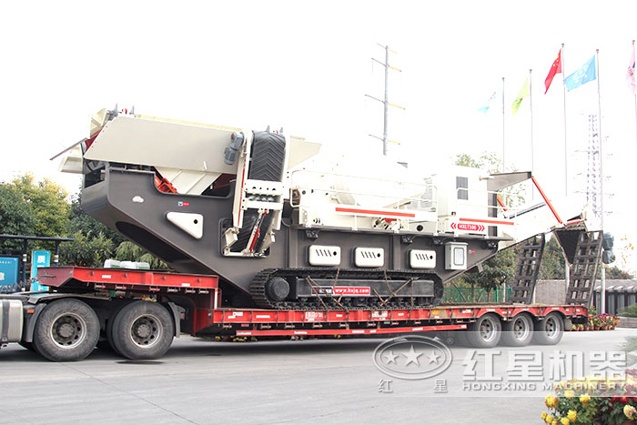 紅星履帶移動式砂石粉碎機場地發貨現場
