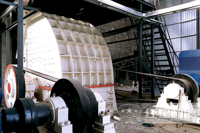 大型重錘式破碎機作業(yè)現(xiàn)場 大型重錘式破碎機作業(yè)現(xiàn)場