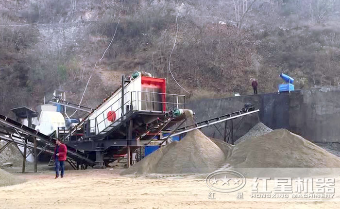 超大型移動石頭破碎機現(xiàn)場 超大型移動石頭破碎機現(xiàn)場