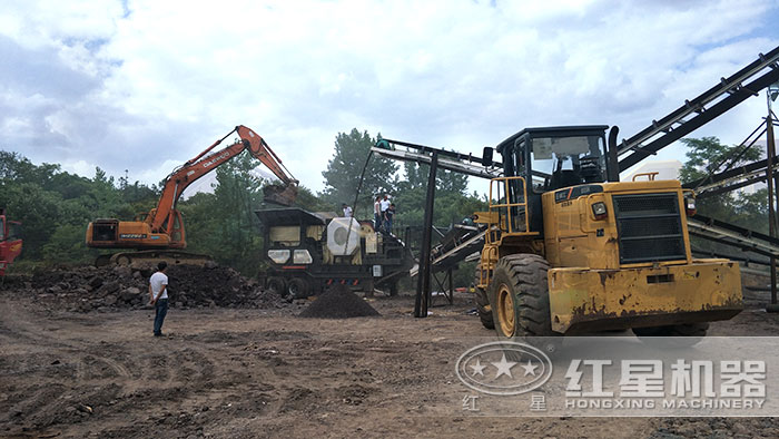 移動(dòng)碎煤機(jī)搭載顎式破碎機(jī)生產(chǎn)作業(yè)現(xiàn)場 移動(dòng)碎煤機(jī)搭載顎式破碎機(jī)生產(chǎn)作業(yè)現(xiàn)場