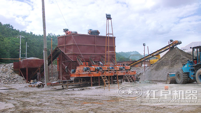 對輥制砂機(jī)作業(yè)現(xiàn)場 對輥制砂機(jī)作業(yè)現(xiàn)場