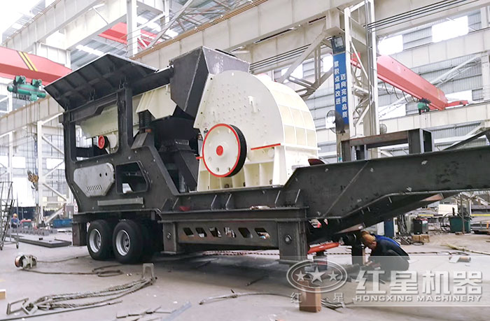 移動石頭破碎機車間工人安裝中 移動石頭破碎機車間工人安裝中