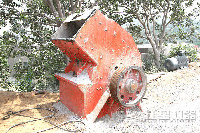 pc600×400錘式粉碎機施工現場