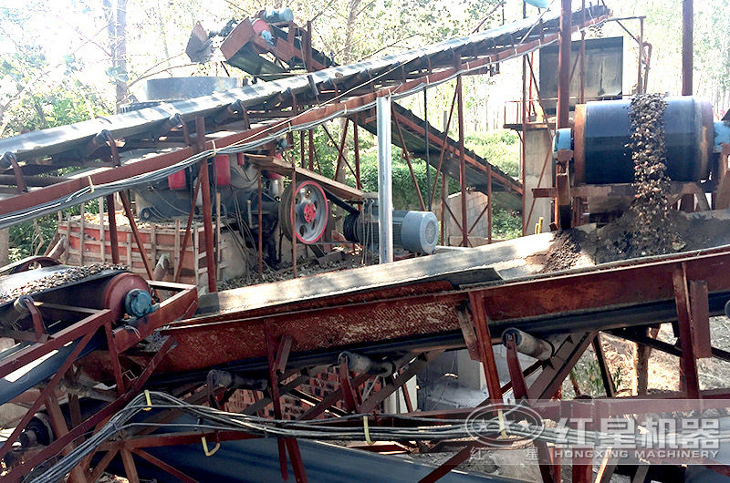 運(yùn)行中的大型圓錐破碎機(jī)現(xiàn)場(chǎng) 運(yùn)行中的大型圓錐破碎機(jī)現(xiàn)場(chǎng)