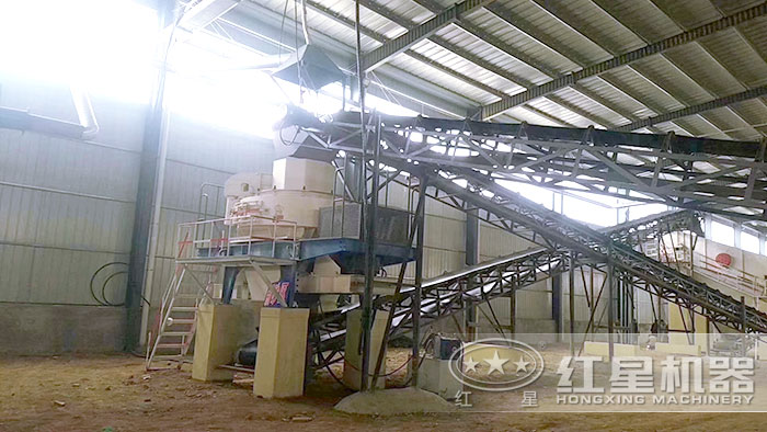 反擊式破碎機(jī)+制砂機(jī)安裝現(xiàn)場(chǎng)