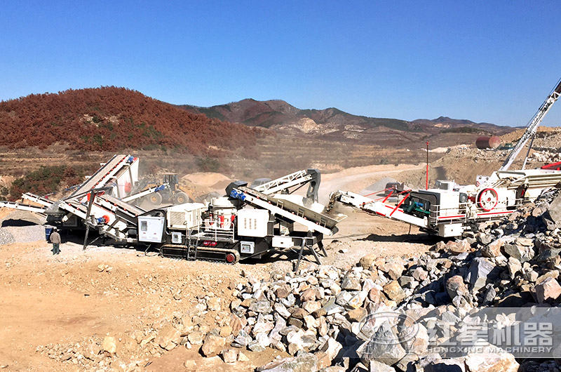 搭載圓錐破碎機的履帶式可移動石子機作業(yè)現(xiàn)場 搭載圓錐破碎機的履帶式可移動石子機作業(yè)現(xiàn)場