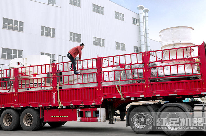 客戶購買了單缸圓錐破碎機和制砂機,正在裝車發貨 客戶購買了單缸圓錐破碎機和制砂機,正在裝車發貨