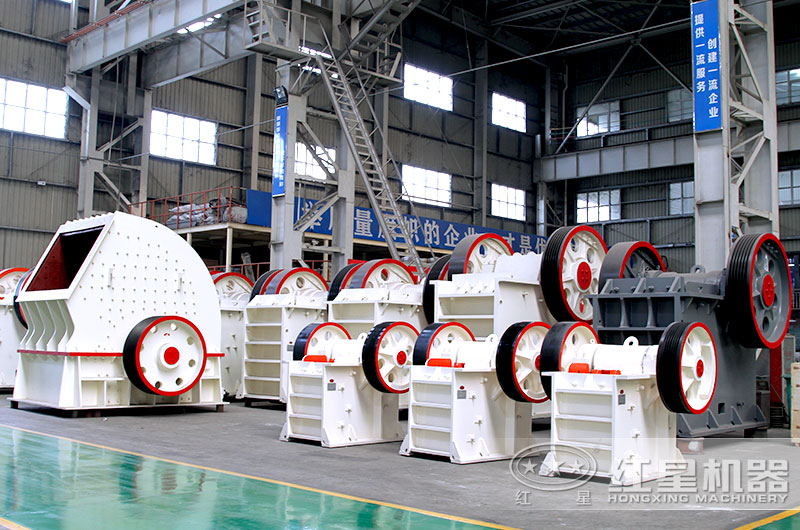 紅星車間整齊排放的各種砂石粉碎機現貨