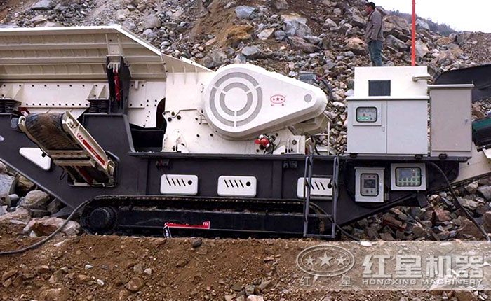 履帶移動石子機破碎現(xiàn)場——智能操控，更安全