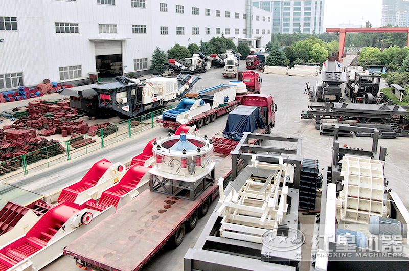 廠區(qū)正待發(fā)貨的石頭粉碎機現(xiàn)場