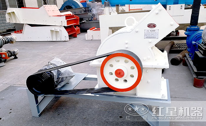 小型錘式石子破碎機(jī)廠區(qū)一角 小型錘式石子破碎機(jī)廠區(qū)一角