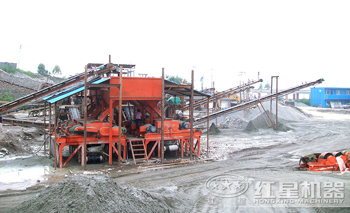 6臺(tái)對(duì)輥破碎機(jī)施工現(xiàn)場(chǎng)