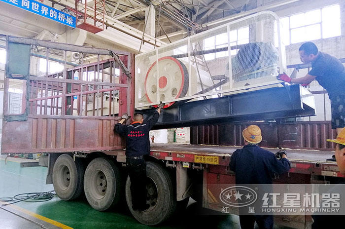 對輥制砂機現貨發往客戶現場 對輥制砂機現貨發往客戶現場