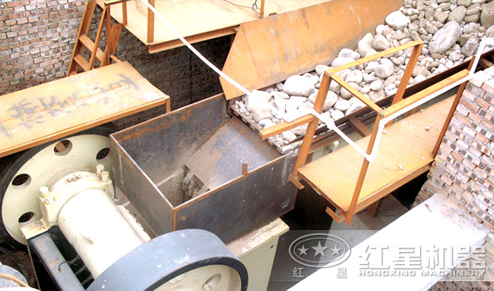 青石粗碎過程 青石粗碎過程