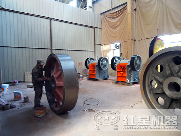 時產2000t花崗巖破碎機生產車間