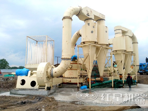 環保雷蒙磨粉機工作現場