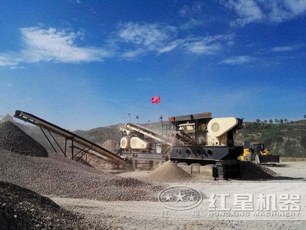 車載流動破石子機現(xiàn)場作業(yè)